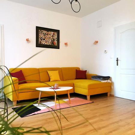 Cozyhome The Castle Apartment - Spacious, Quiet, High Ceiling ブラチスラヴァ エクステリア 写真