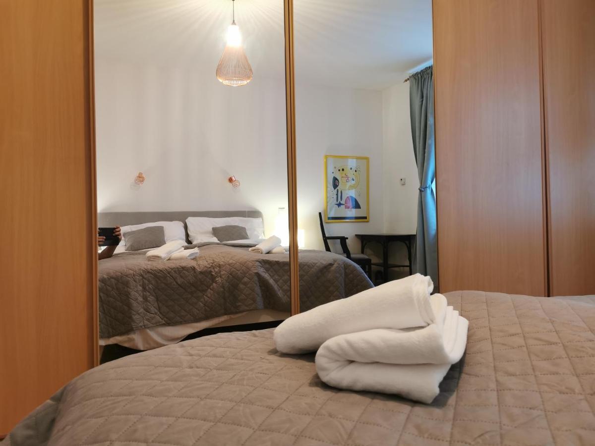 Cozyhome The Castle Apartment - Spacious, Quiet, High Ceiling ブラチスラヴァ エクステリア 写真