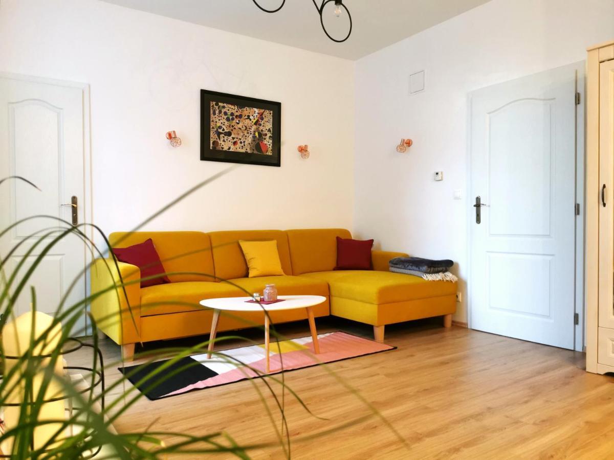 Cozyhome The Castle Apartment - Spacious, Quiet, High Ceiling ブラチスラヴァ エクステリア 写真