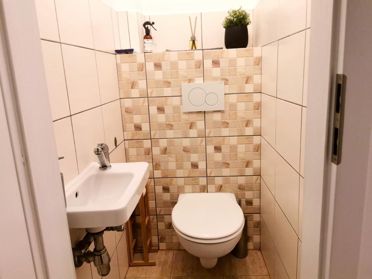 Cozyhome The Castle Apartment - Spacious, Quiet, High Ceiling ブラチスラヴァ エクステリア 写真