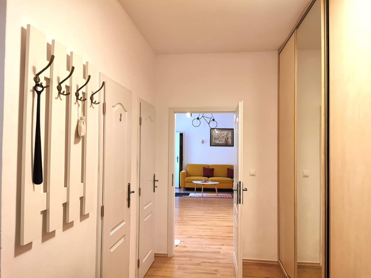 Cozyhome The Castle Apartment - Spacious, Quiet, High Ceiling ブラチスラヴァ エクステリア 写真