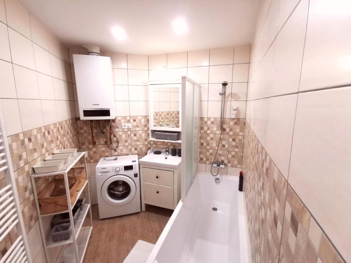 Cozyhome The Castle Apartment - Spacious, Quiet, High Ceiling ブラチスラヴァ エクステリア 写真