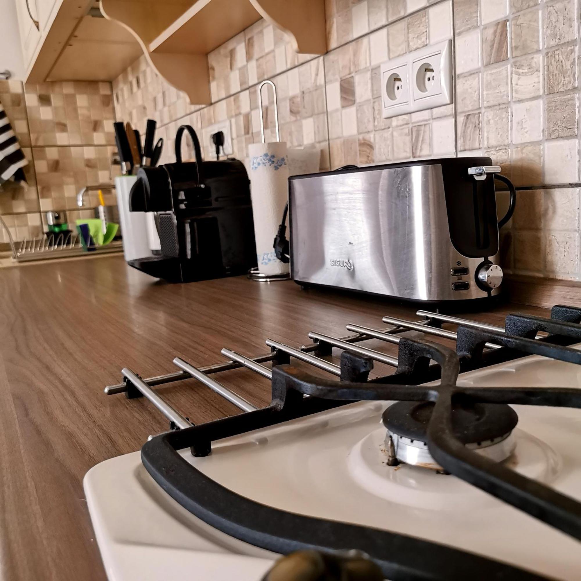 Cozyhome The Castle Apartment - Spacious, Quiet, High Ceiling ブラチスラヴァ エクステリア 写真